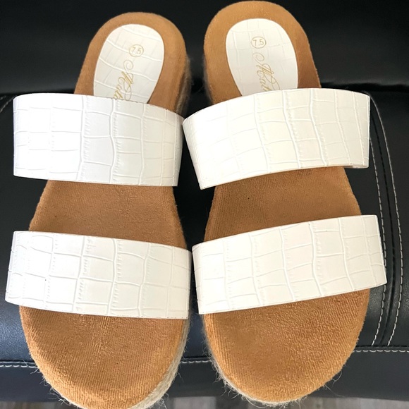 Ladies White Wedge Shoes Size 7.5 - Picture 4 of 8